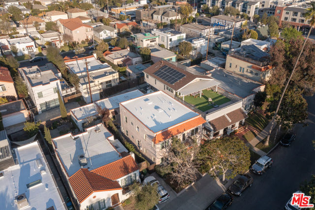236 5th Avenue, Venice CA: https://media.crmls.org/mediaz/52ba31c0-9f75-4e0d-8f02-d7298fbcbe16.jpg