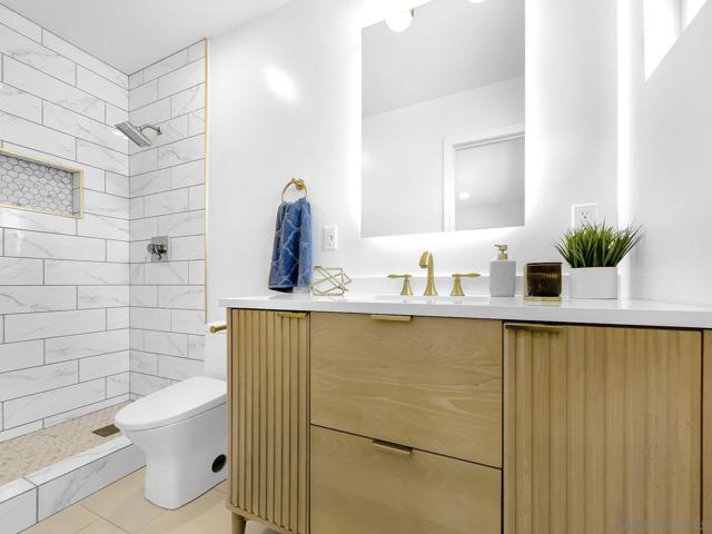 1427 Signal Ave, San Diego CA: https://media.crmls.org/mediaz/52bafa46-19b9-4b55-923a-d33c488ee1e3.jpg