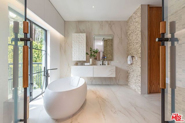 927 N Whittier Drive, Beverly Hills CA: https://media.crmls.org/mediaz/52bb72ce-21c7-4cb0-9b02-ce4edd0e1057.jpg