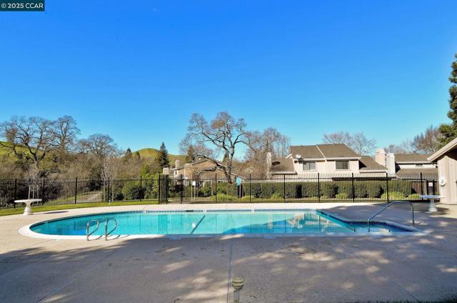 2085 Shady Creek Pl, Danville CA: https://media.crmls.org/mediaz/52bd6e63-b166-483d-a573-b6a379222427.jpg