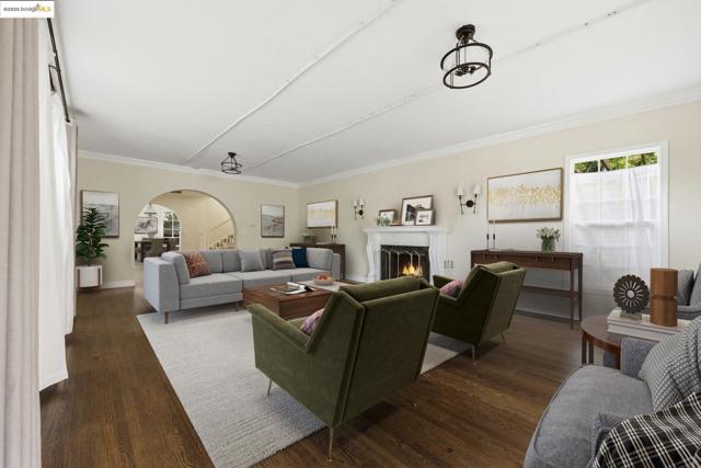 5449 Barrett Ave, El Cerrito CA: https://media.crmls.org/mediaz/52be1329-921d-4625-bafc-2f04d3b5c4d7.jpg