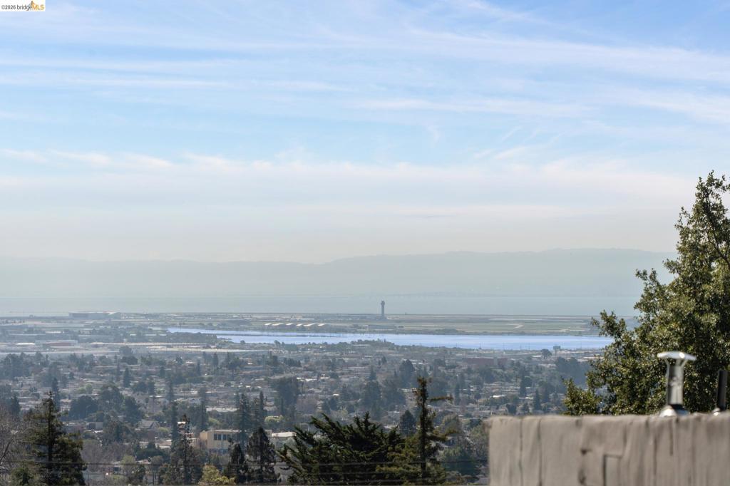 https://media.crmls.org/mediaz/52be3891-f842-45f8-8511-424613d848a0.jpg?preset=X-Large