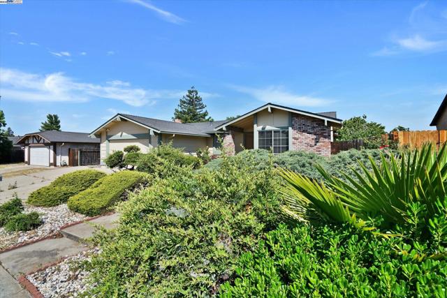901 Basalt Way, Antioch CA: https://media.crmls.org/mediaz/52bea3d4-aaa7-4cf5-a974-a56405607ce7.jpg