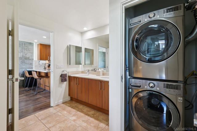 800 The Mark Ln, San Diego CA: https://media.crmls.org/mediaz/52bef39f-5334-42cb-a51f-9aba2122c3ba.jpg