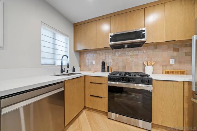 7372 Bishops Ln, La Jolla CA: https://media.crmls.org/mediaz/52c08307-cbef-4e8c-adb8-6ed1bfb88520.jpg