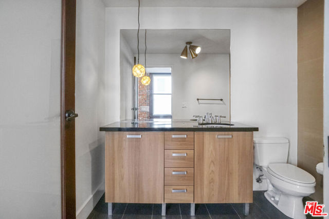 460 S Spring Street, Los Angeles CA: https://media.crmls.org/mediaz/52c0d02b-6753-4a71-8f52-3e26a0442ffd.jpg
