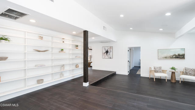 5726 Donna Avenue, Tarzana CA: https://media.crmls.org/mediaz/52c1f6e6-c869-49bc-9fb2-27251fb51dbd.jpg