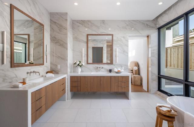 722 Amphitheatre Dr, Del Mar CA: https://media.crmls.org/mediaz/52c3b065-938a-49fa-ae10-55829e6c49c6.jpg