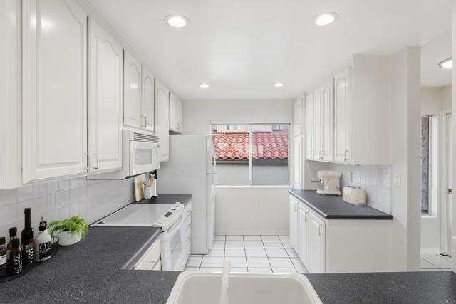 Detail Gallery Image 7 of 16 For 909 Caminito Madrigal #B,  Carlsbad,  CA 92011 - 2 Beds | 2/1 Baths