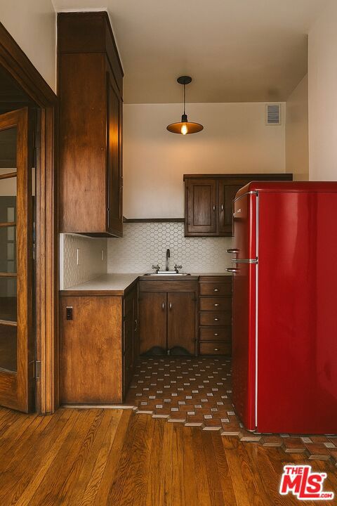 2121 James M Wood Boulevard, Los Angeles CA: https://media.crmls.org/mediaz/52c4abe1-0d21-4eee-86d3-f44cdded982b.jpg