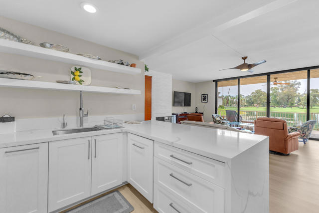 910 Island Drive, Rancho Mirage CA: https://media.crmls.org/mediaz/52c80be3-26f4-4771-84c6-b6af806c1422.jpg