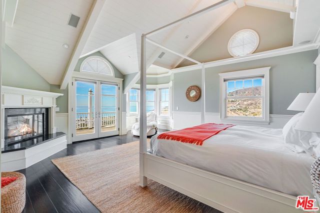 6277 Sea Star Drive, Malibu CA: https://media.crmls.org/mediaz/52c8aa2e-a331-4faf-8e4d-442c2723ea60.jpg