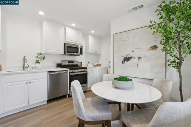 1467 Cape Cod Way, Concord CA: https://media.crmls.org/mediaz/52c915ad-0537-4c7c-9889-c82b824fca2b.jpg