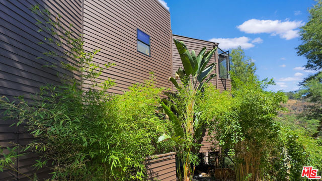 19520 Cave Way, Topanga CA: https://media.crmls.org/mediaz/52cb019d-272a-4c06-b09a-85f307340d00.jpg