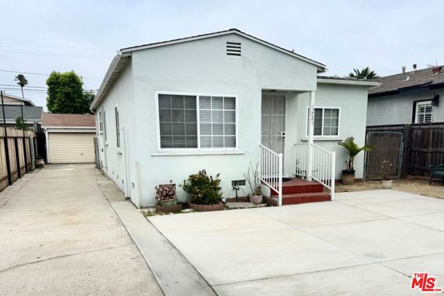 12445 Greene Avenue, Los Angeles CA: https://media.crmls.org/mediaz/52cb2344-33c1-448b-999f-511b868f6fc3.jpg