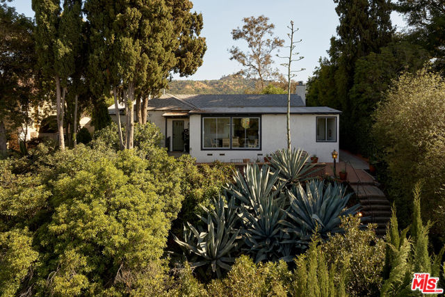 11764 Laurelcrest Drive, Studio City CA: https://media.crmls.org/mediaz/52cb5df5-7477-4afa-b1c0-722dcf19235f.jpg