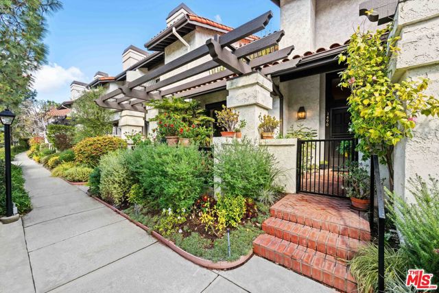 1490 Palisades Drive, Pacific Palisades CA: https://media.crmls.org/mediaz/52cbc4ba-d888-4ed3-bfba-591da16fd53c.jpg