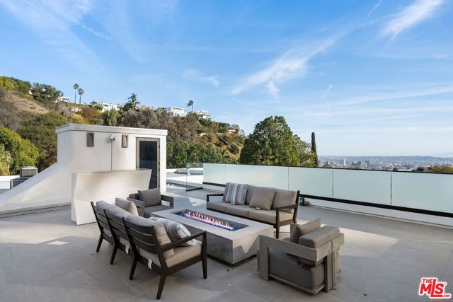 1527 Rising Glen Road, Los Angeles CA: https://media.crmls.org/mediaz/52cc6f3f-3a56-41e2-ac10-aa404b681b05.jpg