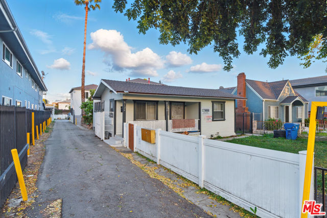 6126 Brynhurst Avenue, Los Angeles CA: https://media.crmls.org/mediaz/52ccc527-43b4-4055-9026-2ecc1cddf14c.jpg