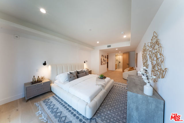 10352 Riverside Drive, Toluca Lake CA: https://media.crmls.org/mediaz/52cd8cad-1706-4cdb-8824-d27a2b800ec7.jpg