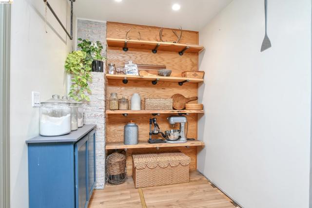 2661 Walnut Blvd, Brentwood (CC) CA: https://media.crmls.org/mediaz/52ce4893-ba37-4af5-aafa-6b6c1a2b4dfd.jpg