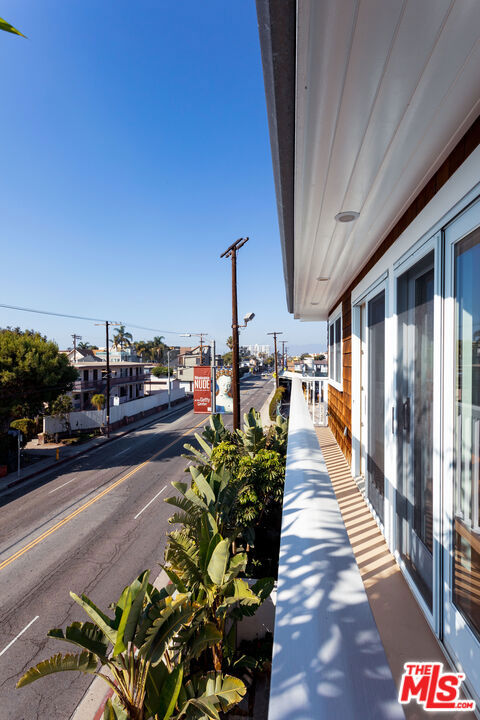 702 Pacific Ave., Venice CA: https://media.crmls.org/mediaz/52ce8069-763e-48b5-b78e-99c364e6724f.jpg
