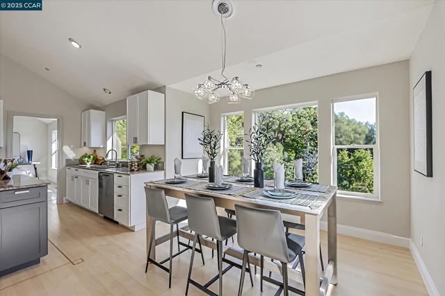 4 Berrybrook Hollow, Orinda CA: https://media.crmls.org/mediaz/52cea093-ae02-4a6d-bc22-497da6fa5dec.jpg