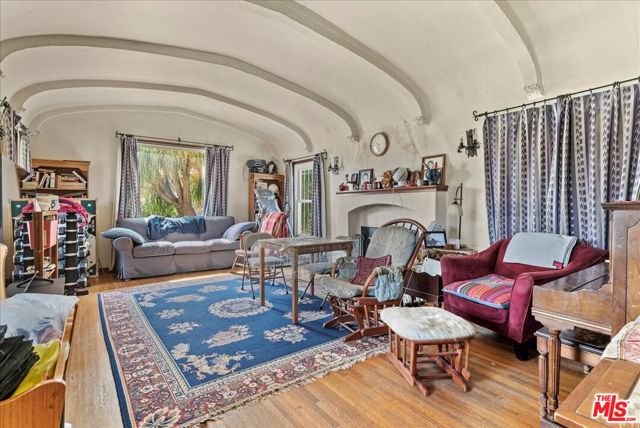 2435 S Dunsmuir Avenue, Los Angeles CA: https://media.crmls.org/mediaz/52cf2b0d-0fc2-4e6f-b1d7-dc8d6929870c.jpg
