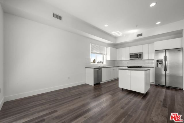1215 S Bedford Avenue, Los Angeles CA: https://media.crmls.org/mediaz/52cf632a-3fb0-4b78-873a-9d626a1299f2.jpg
