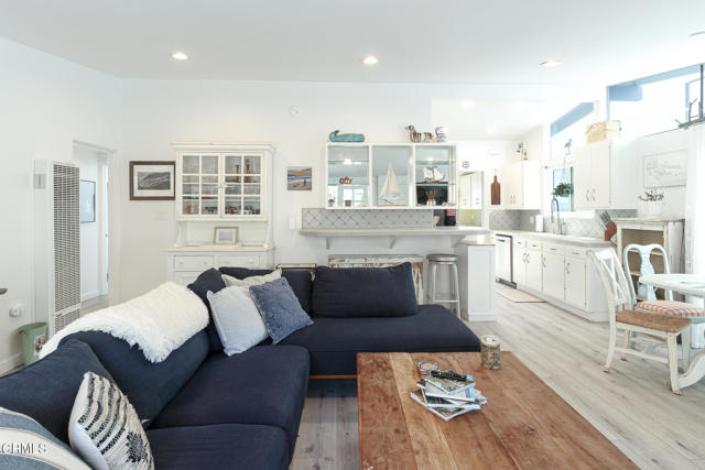 Detail Gallery Image 5 of 33 For 1089 Belfast Ln, Ventura,  CA 93001 - 3 Beds | 2 Baths