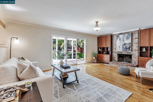 321 Chardonnay Cir, Clayton CA: https://media.crmls.org/mediaz/52cfaafe-3dce-4442-9324-47908dd29e7c.jpg