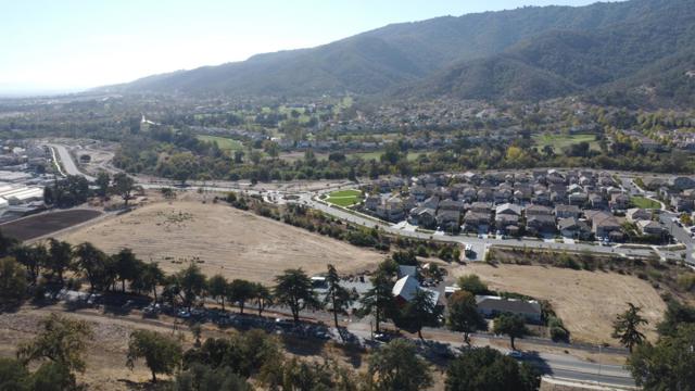 2480 Hecker Pass Road, Gilroy CA: https://media.crmls.org/mediaz/52d11652-1094-4cf3-a547-cc20c142ed0d.jpg