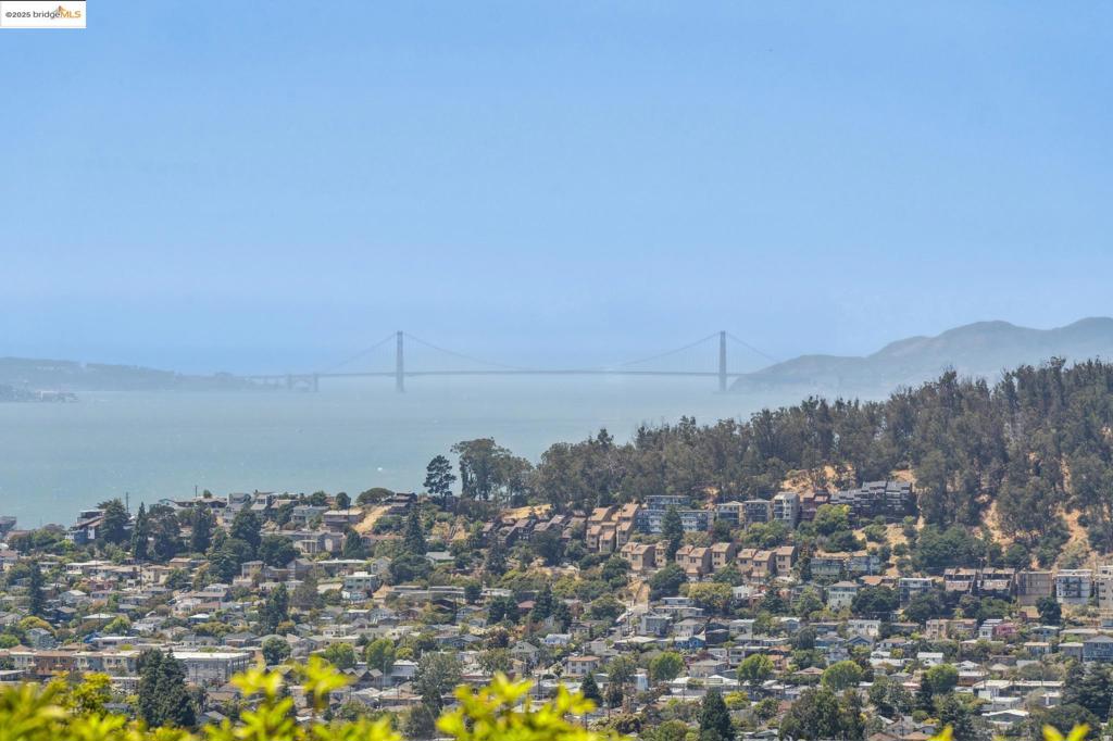 https://media.crmls.org/mediaz/52d1ce3c-183a-4d91-a5b2-2a7fa3ea1ee2.jpg?preset=X-Large
