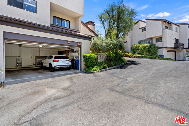 5757 Owensmouth Avenue, Woodland Hills CA: https://media.crmls.org/mediaz/52d1f0ab-a8e1-4427-8786-936f3f9a89da.jpg