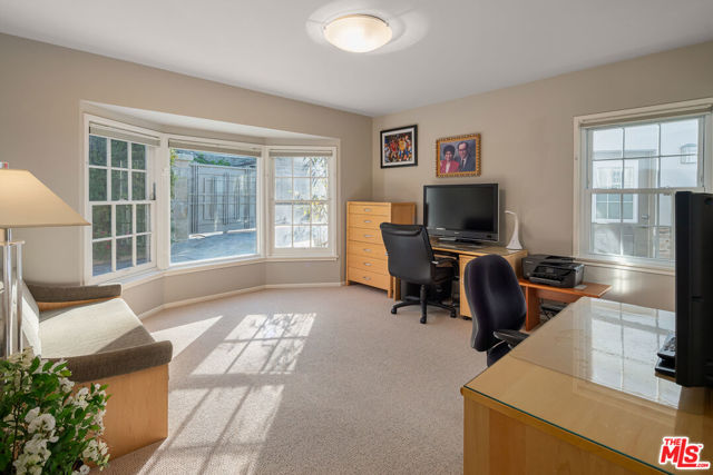 13477 Contour Drive, Sherman Oaks CA: https://media.crmls.org/mediaz/52d22d0a-047b-4219-92d7-4e40380f080c.jpg