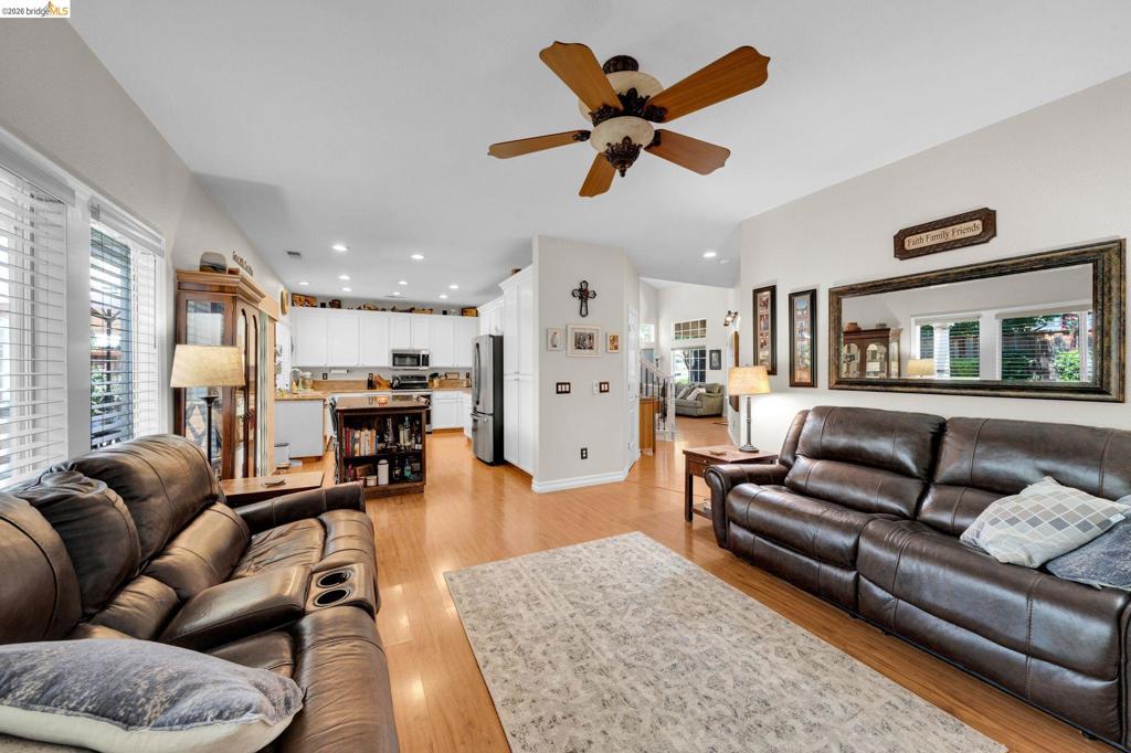https://media.crmls.org/mediaz/52d2306a-e7ed-4a82-831a-8f2611942135.jpg?preset=X-Large
