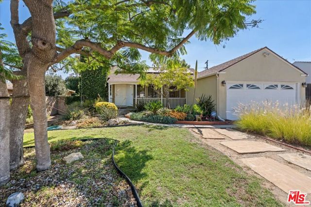 8116 Belford Avenue, Los Angeles CA: https://media.crmls.org/mediaz/52d247a0-9edd-4717-bfc7-acb6edde507c.jpg