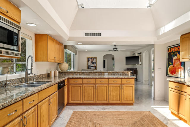 835 N Avenida Palmas, Palm Springs, CA 92262