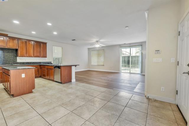 501 Carnaby Rd, Lathrop CA: https://media.crmls.org/mediaz/52d30909-e0b7-4df3-8970-9a43a1a80751.jpg