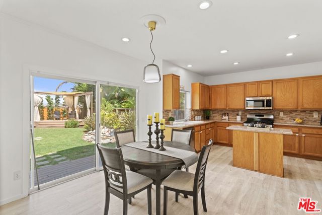 7725 Victoria Avenue, Inglewood CA: https://media.crmls.org/mediaz/52d3a918-2983-4221-b4d6-101ddd27b604.jpg