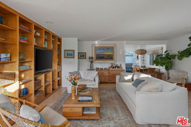 626 Pacific Street, Santa Monica CA: https://media.crmls.org/mediaz/52d3dad8-9fa1-45fe-8dde-dc22cc27d552.jpg