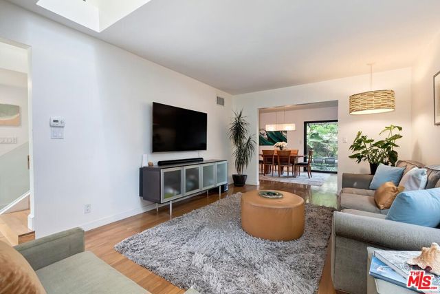 832 Superba Avenue, Venice CA: https://media.crmls.org/mediaz/52d41408-7646-4121-9164-b42a22858bf5.jpg