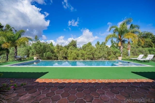 11 Country Glen Rd, Fallbrook CA: https://media.crmls.org/mediaz/52d41f5c-5b17-4483-98a1-30ea63185a3e.jpg