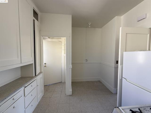 3999 Clarke, Oakland CA: https://media.crmls.org/mediaz/52d51d72-fe00-4b33-b2c4-db2926cb2110.jpg