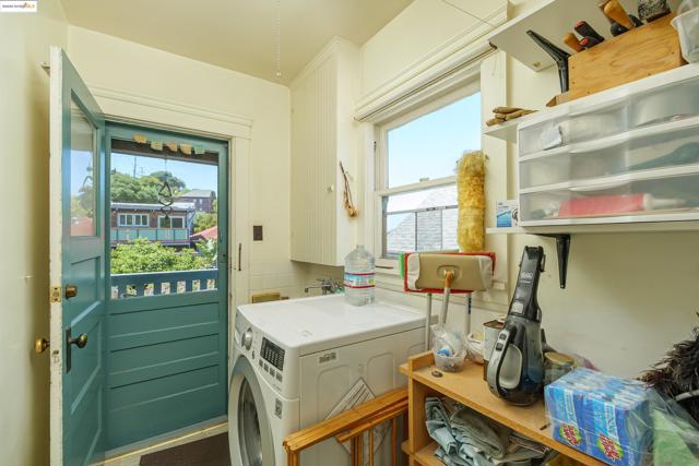 318 Washington Avenue, Richmond CA: https://media.crmls.org/mediaz/52d6a7cf-5268-4cc7-8f74-13f88173c47b.jpg