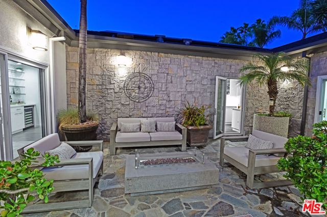18141 Green Meadow Drive, Encino CA: https://media.crmls.org/mediaz/52d71a40-0930-4b22-99d2-8998c2b1ea5b.jpg