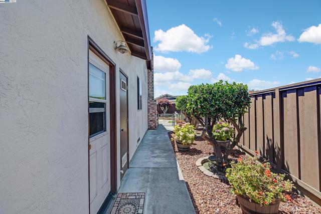 2611 Quail Ct., Union City CA: https://media.crmls.org/mediaz/52d79d3a-9ab0-4f16-940d-59c1781ec357.jpg