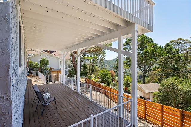 1218 Lattie Ln, Mill Valley CA: https://media.crmls.org/mediaz/52d7b380-a5b8-4aff-8214-874b081ea581.jpg