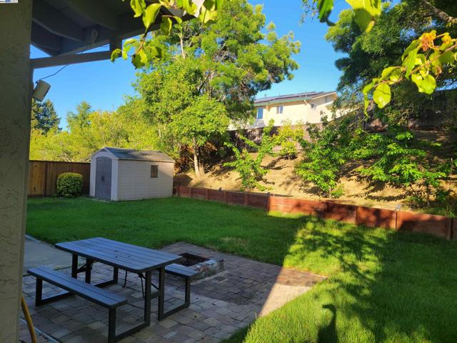 17089 Columbia Dr, Castro Valley CA: https://media.crmls.org/mediaz/52d8e391-b1e6-4a0d-b701-9379f285764c.jpg