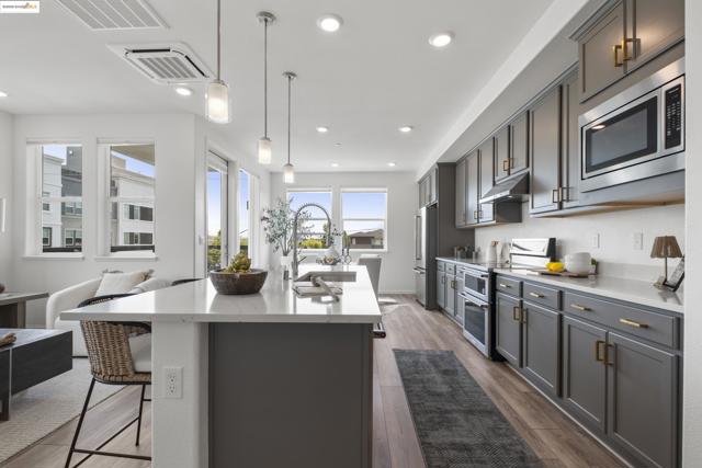 2818 Fifth Street, Alameda CA: https://media.crmls.org/mediaz/52d90906-cd83-4f3a-905a-b80fc607e005.jpg